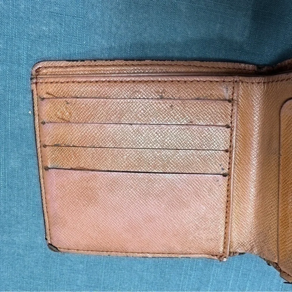 AUTHENTIC Louis Vuitton wallet. Monogram canvas.